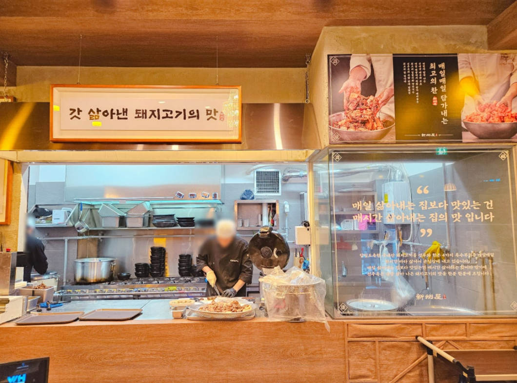 매일 하루 4번 돼지고기를 삶아냅니다