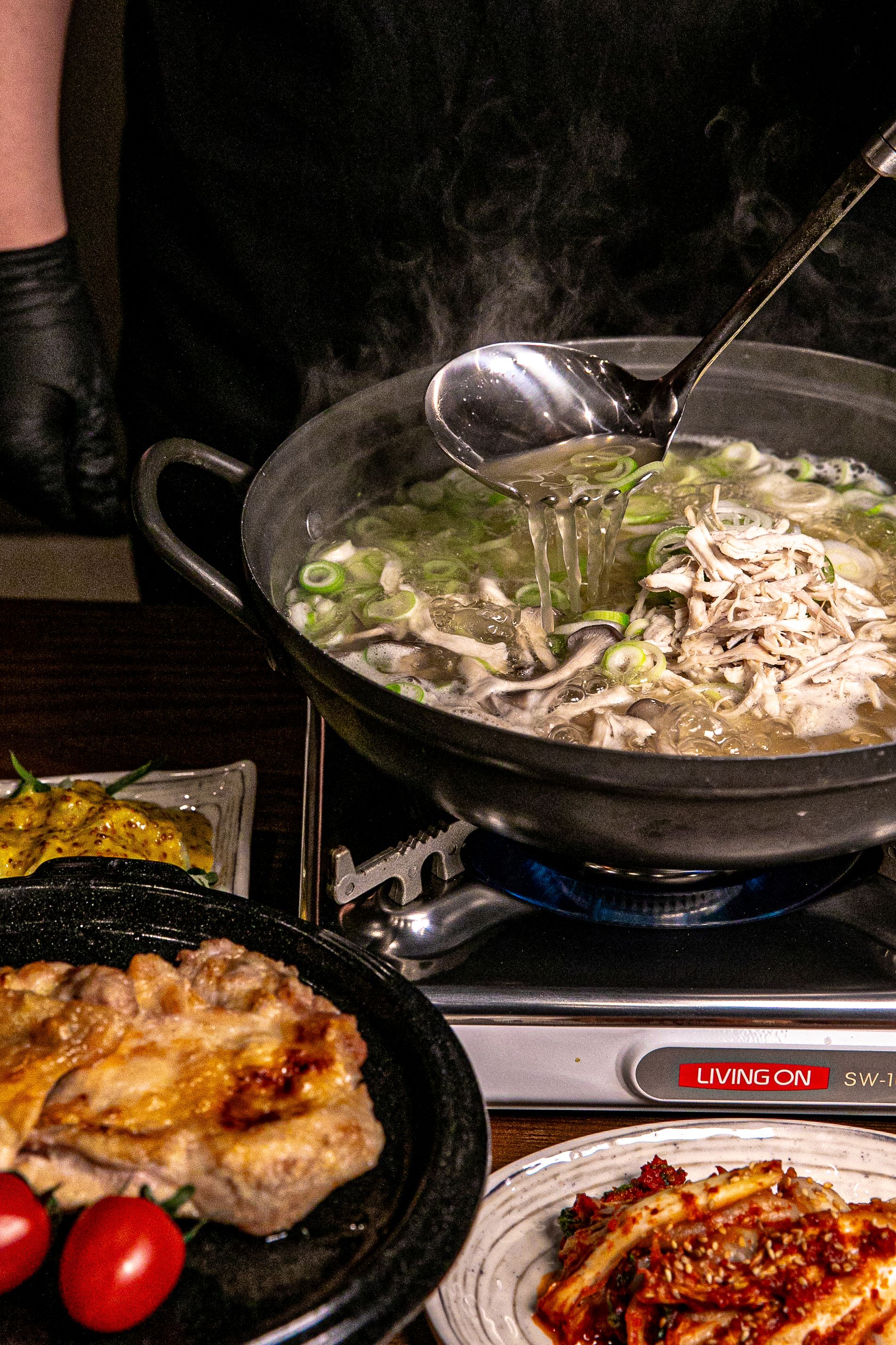 한방 닭 칼국수 + 닭 구이(소)