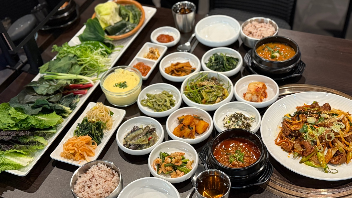 돌쇠 제육볶음 쌈밥정식 (2인 이상)
