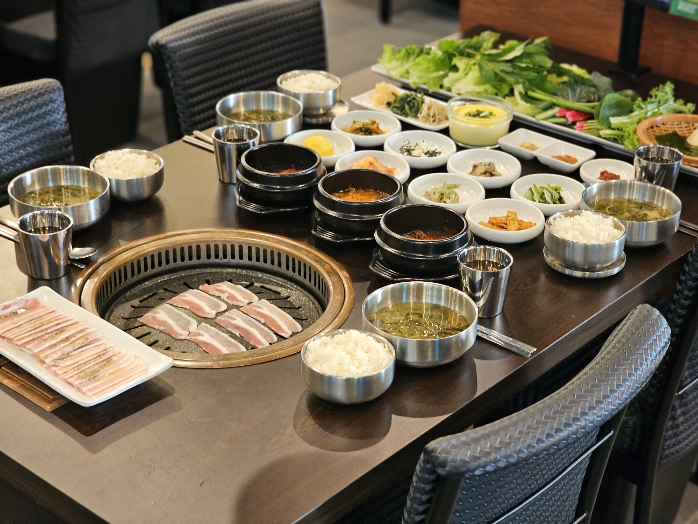 돌쇠 대패삼겹 쌈밥정식 (2인 이상)