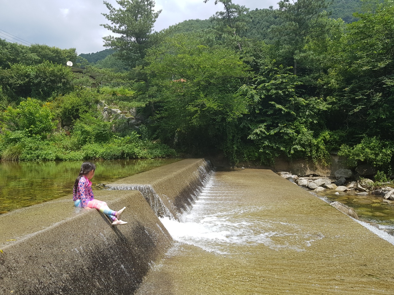 금강산펜션 계곡 전경