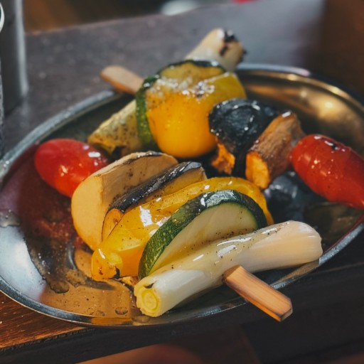 다채로운 숯불 야채꼬치