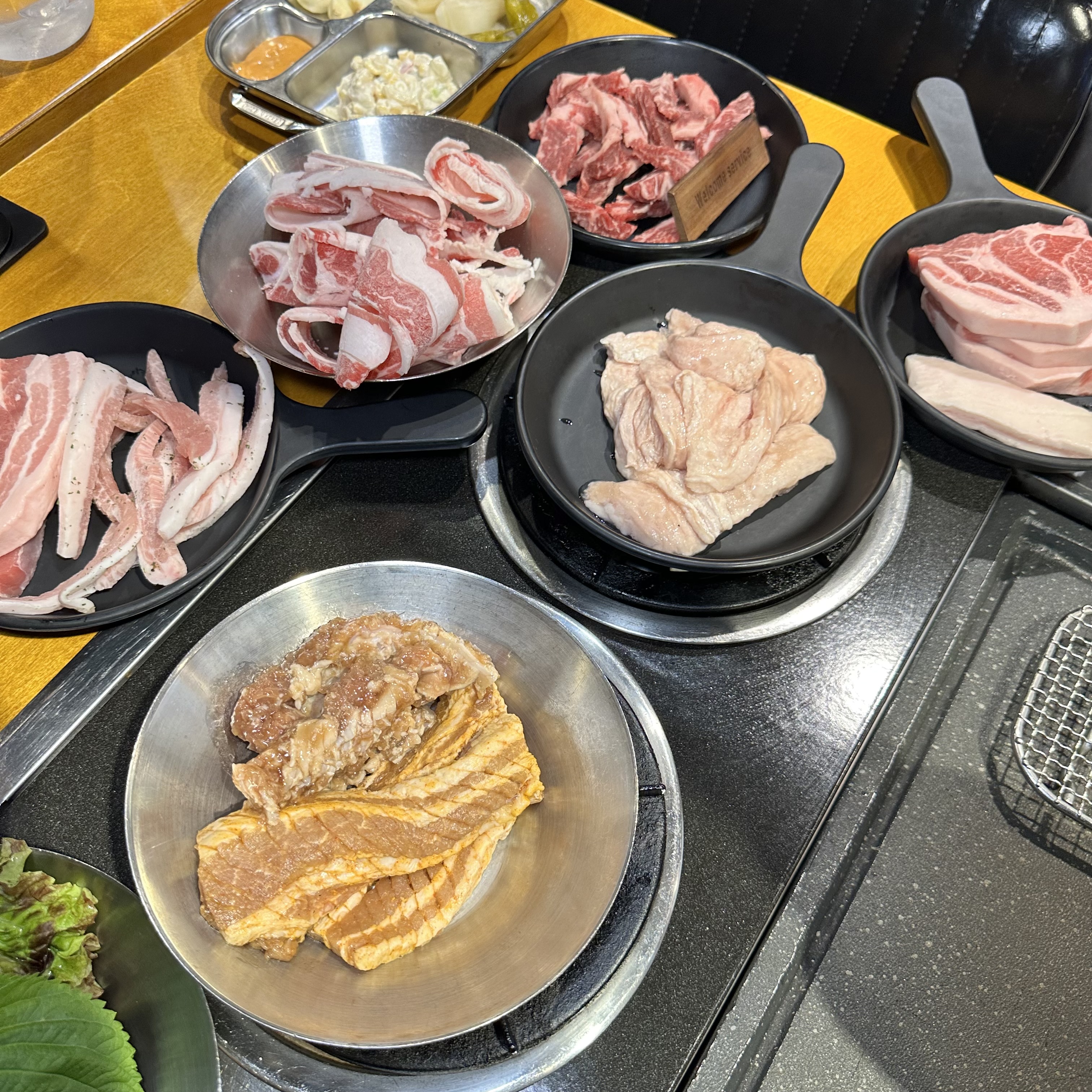 포크팬 대표 이미지 - 생삼겹살과 다양한 고기