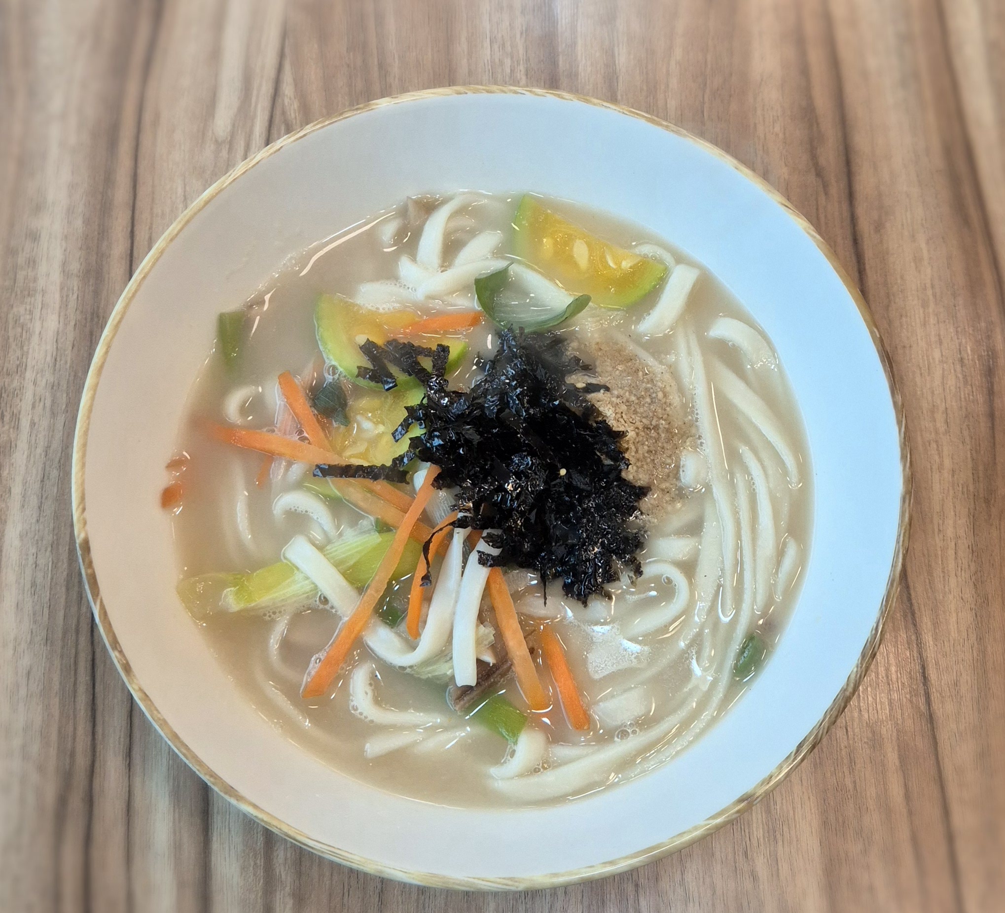 육칼밥 산아래