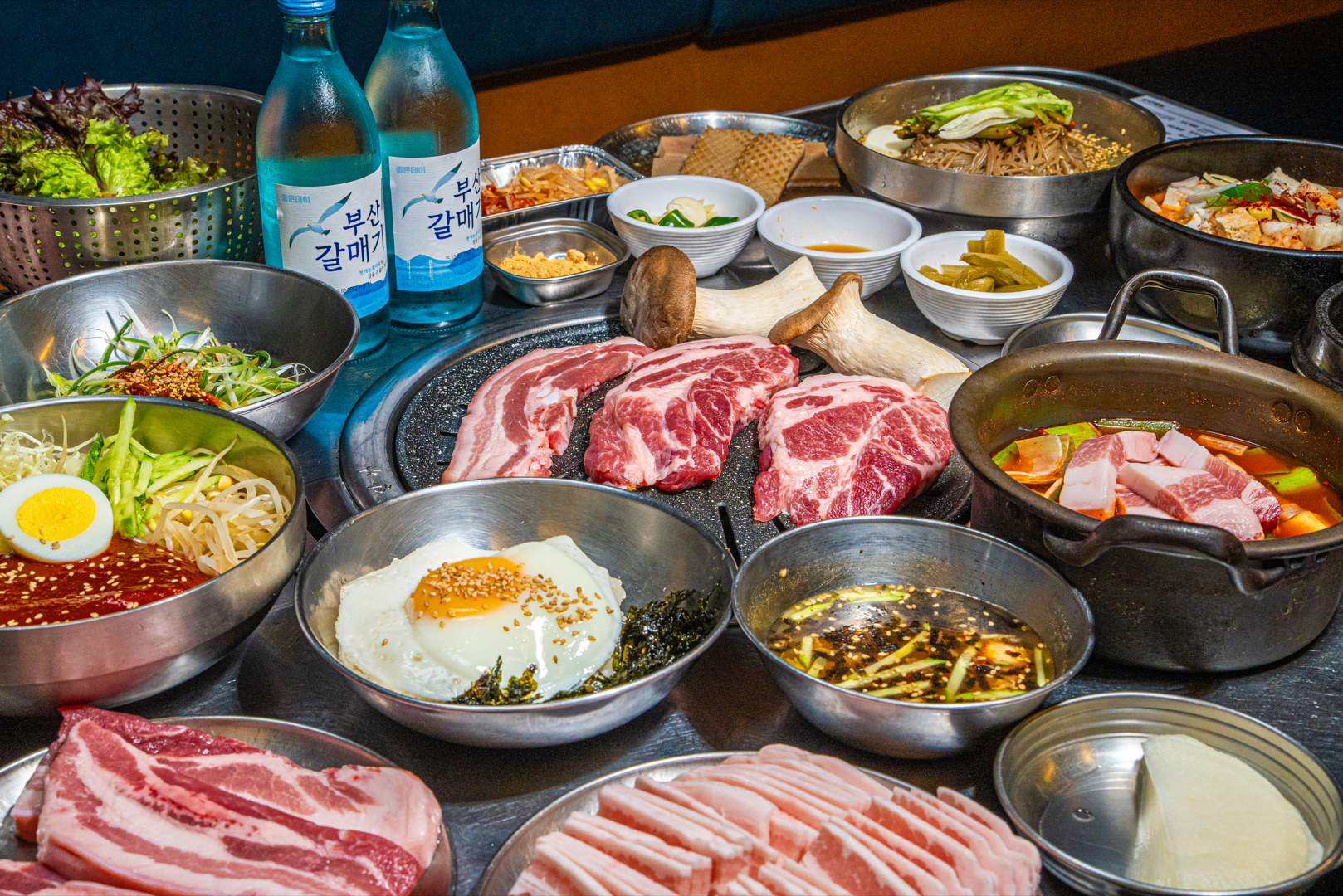 충청삼겹 서울대입구역본점 내부 또는 관련 모습