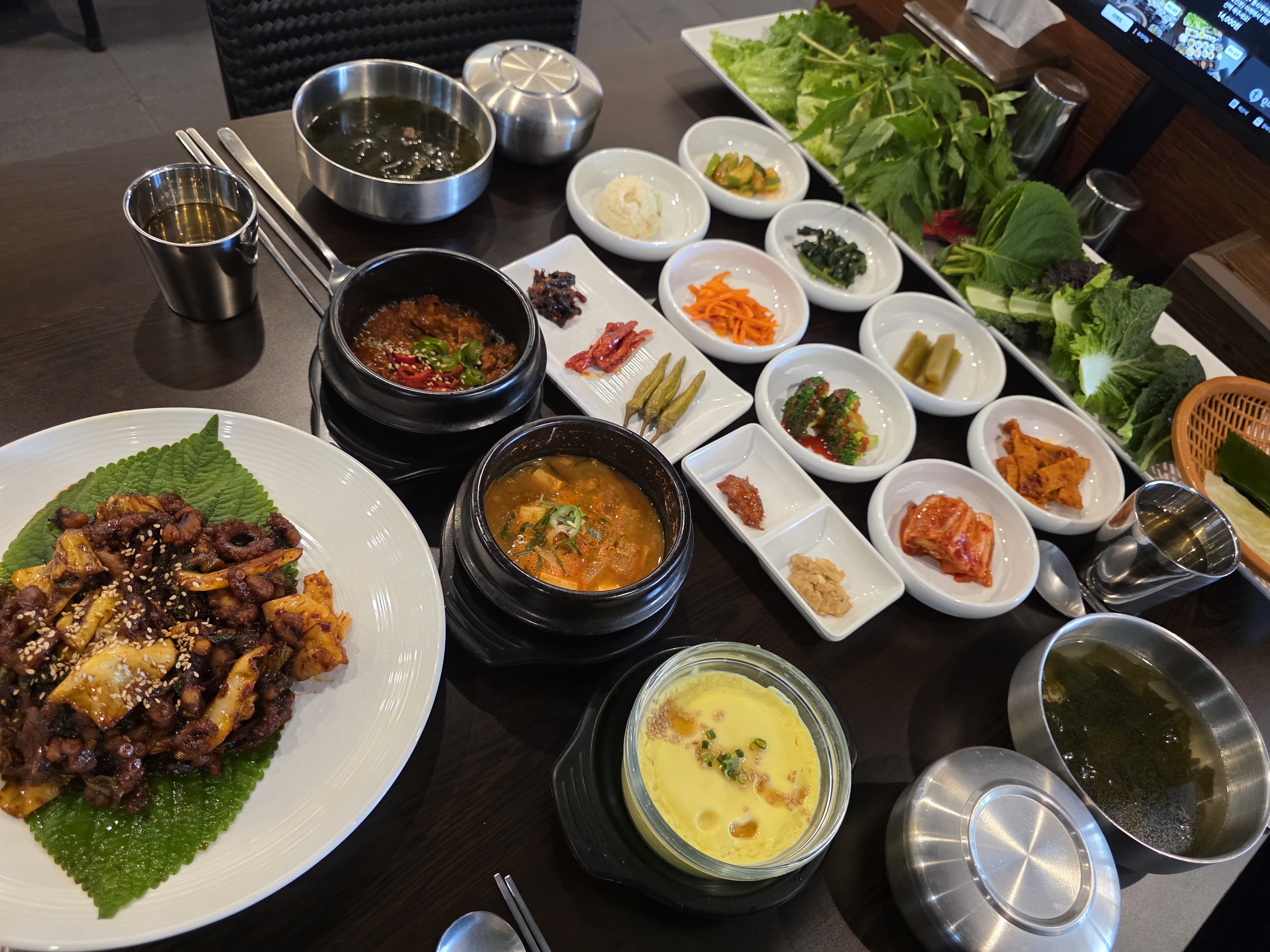 돌쇠 낙지볶음 쌈밥정식 (2인 이상)