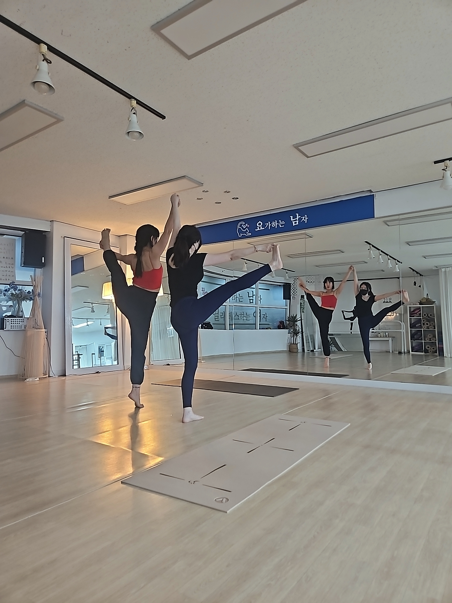 요가하는남자필라테스하는여자 대표 이미지