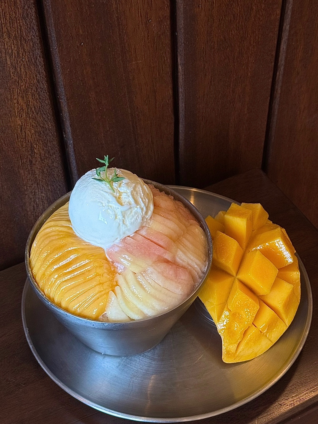 반반빙수(생복숭아 생망고)빙수
