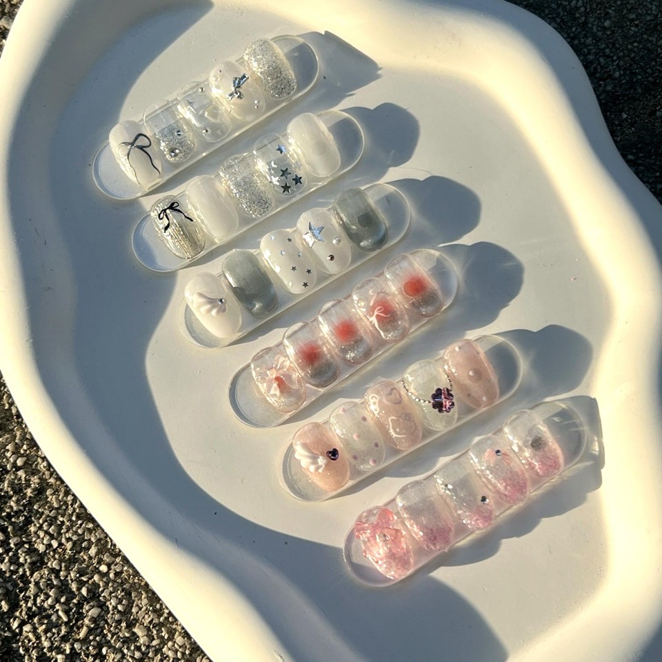 네일랜드 화려한 네일아트 시술