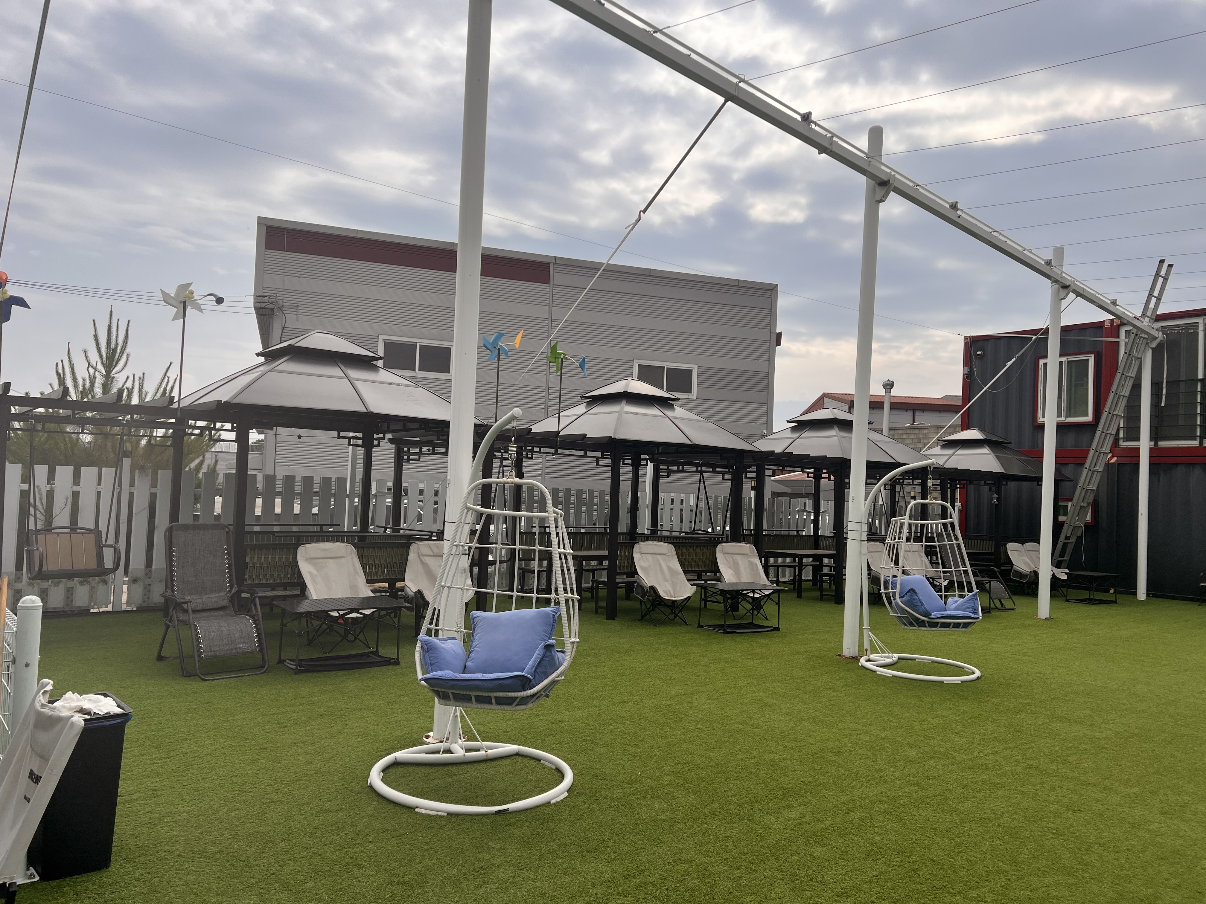 오늘도 난 삐딱하개 대표 이미지