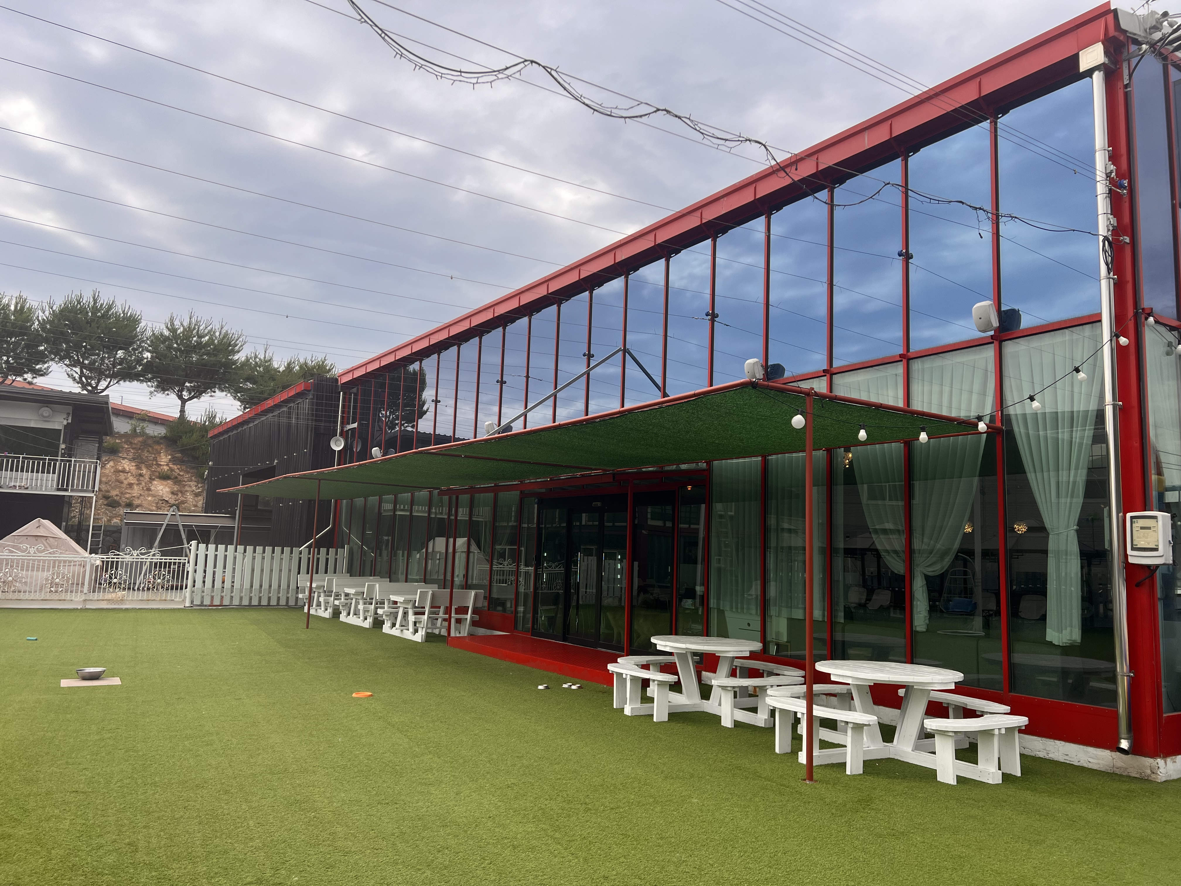 오늘도 난 삐딱하개 대표 이미지