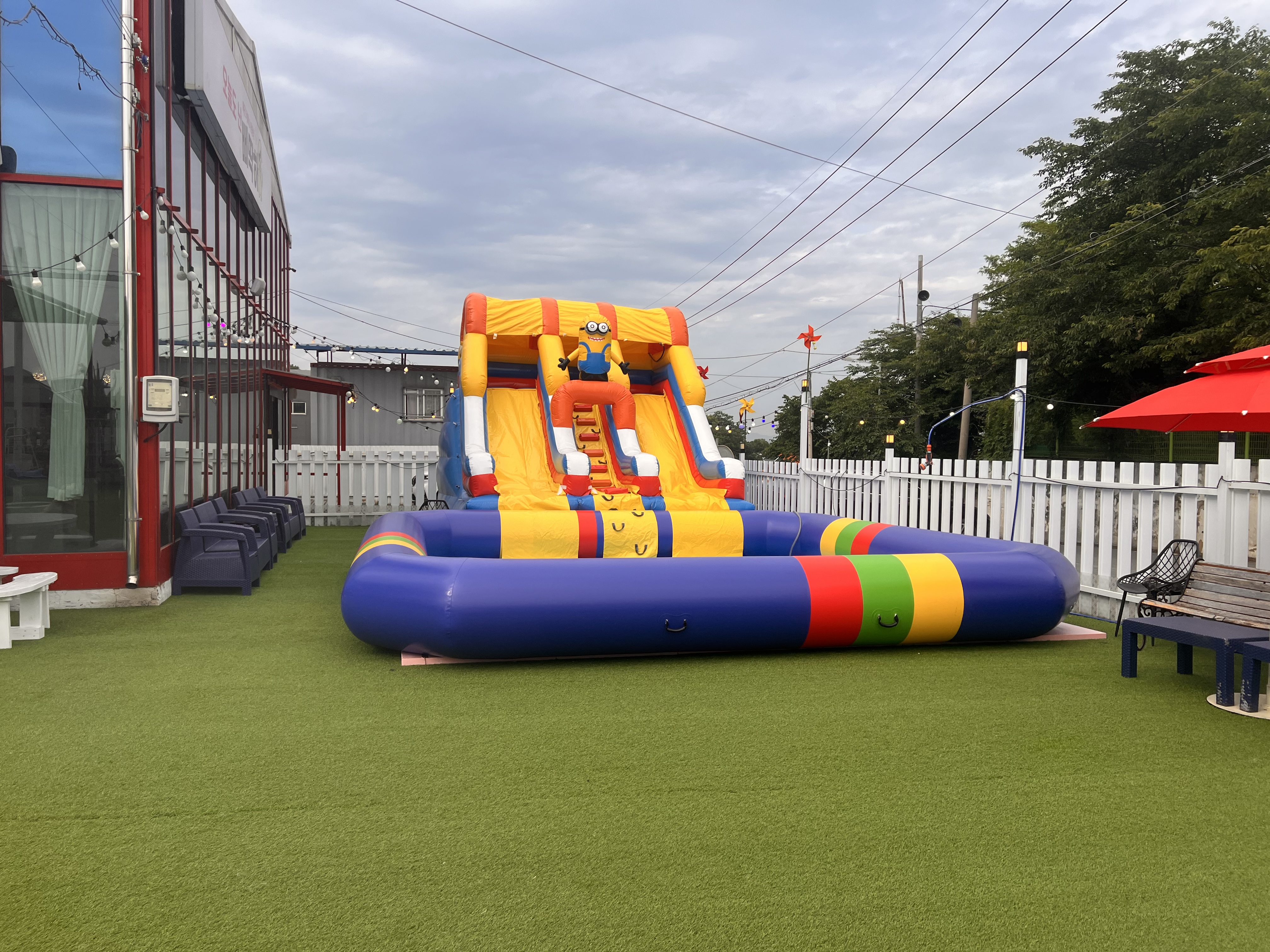 오늘도 난 삐딱하개 대표 이미지