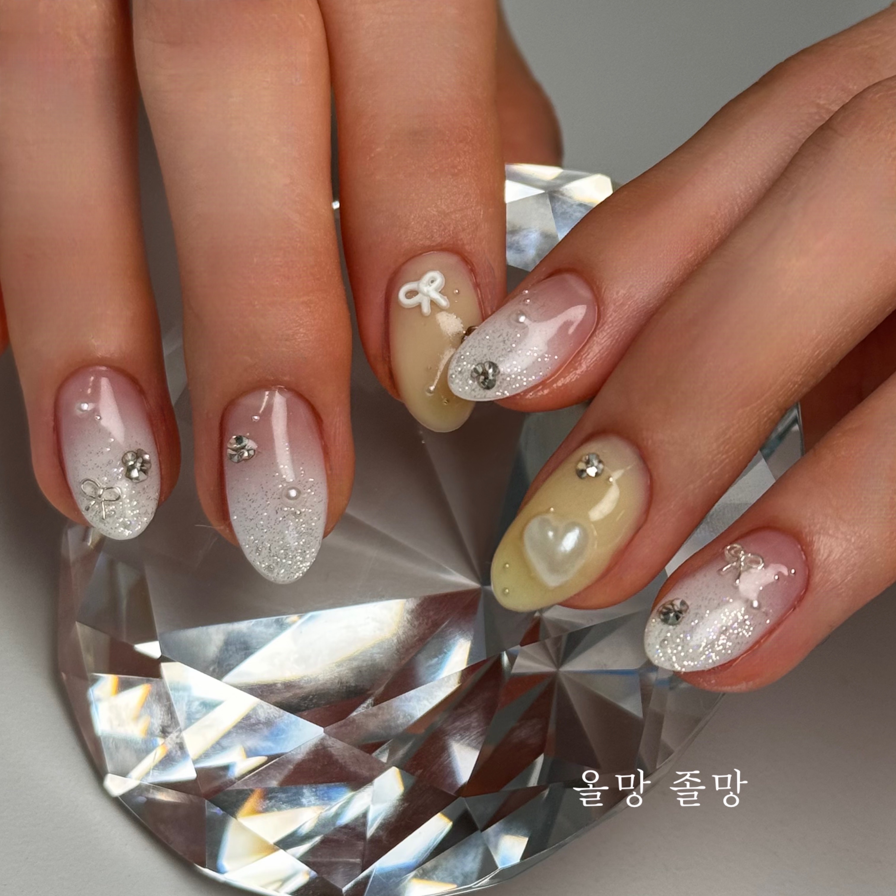 네일롬 대표 이미지: 트렌디한 이달의 아트