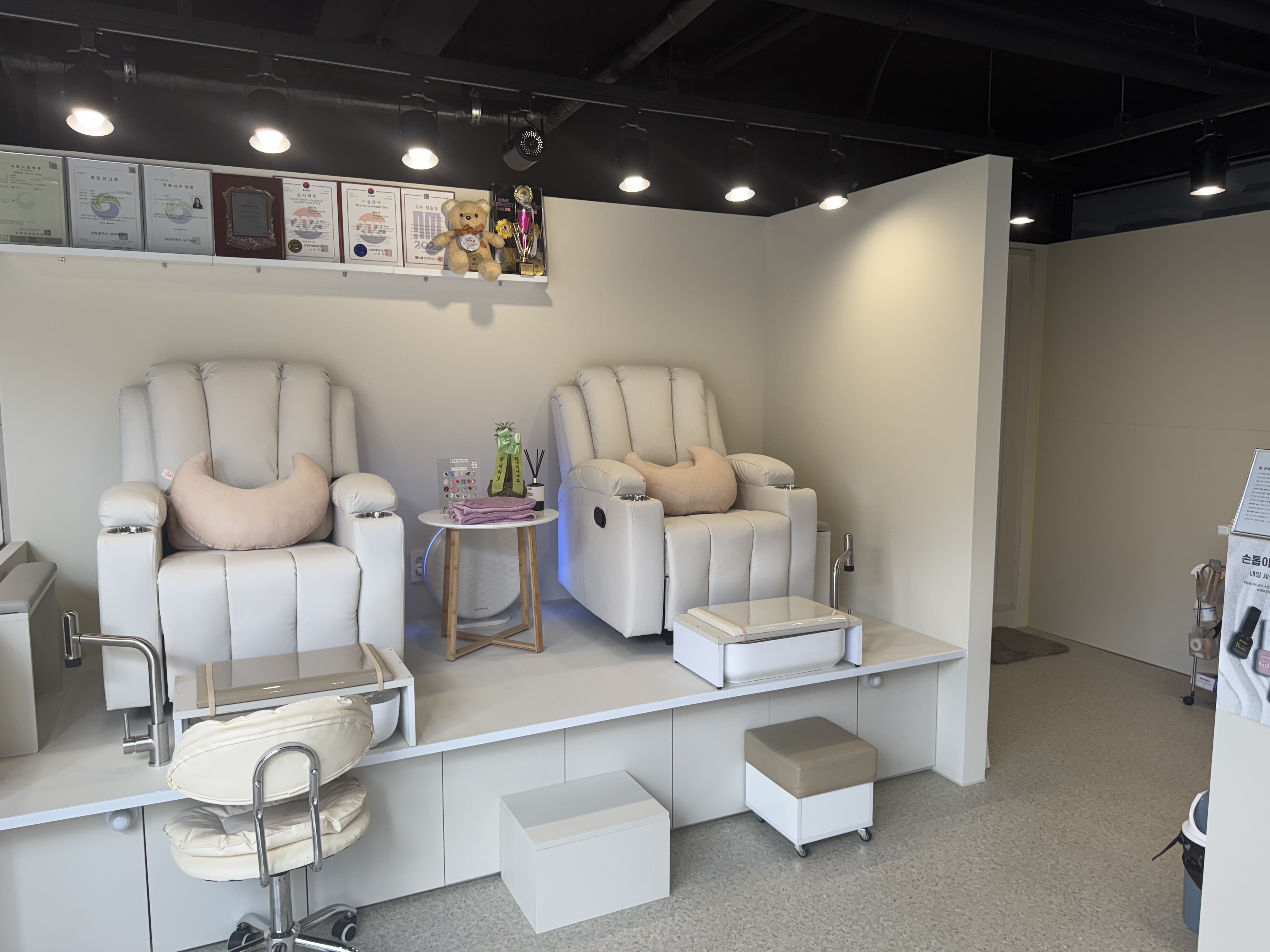 네일,욤 대표 이미지