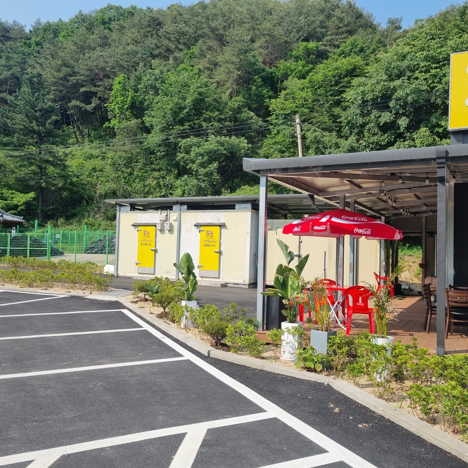 고기구워먹는마을 대표 이미지: 신선한 고기 한 상 차림