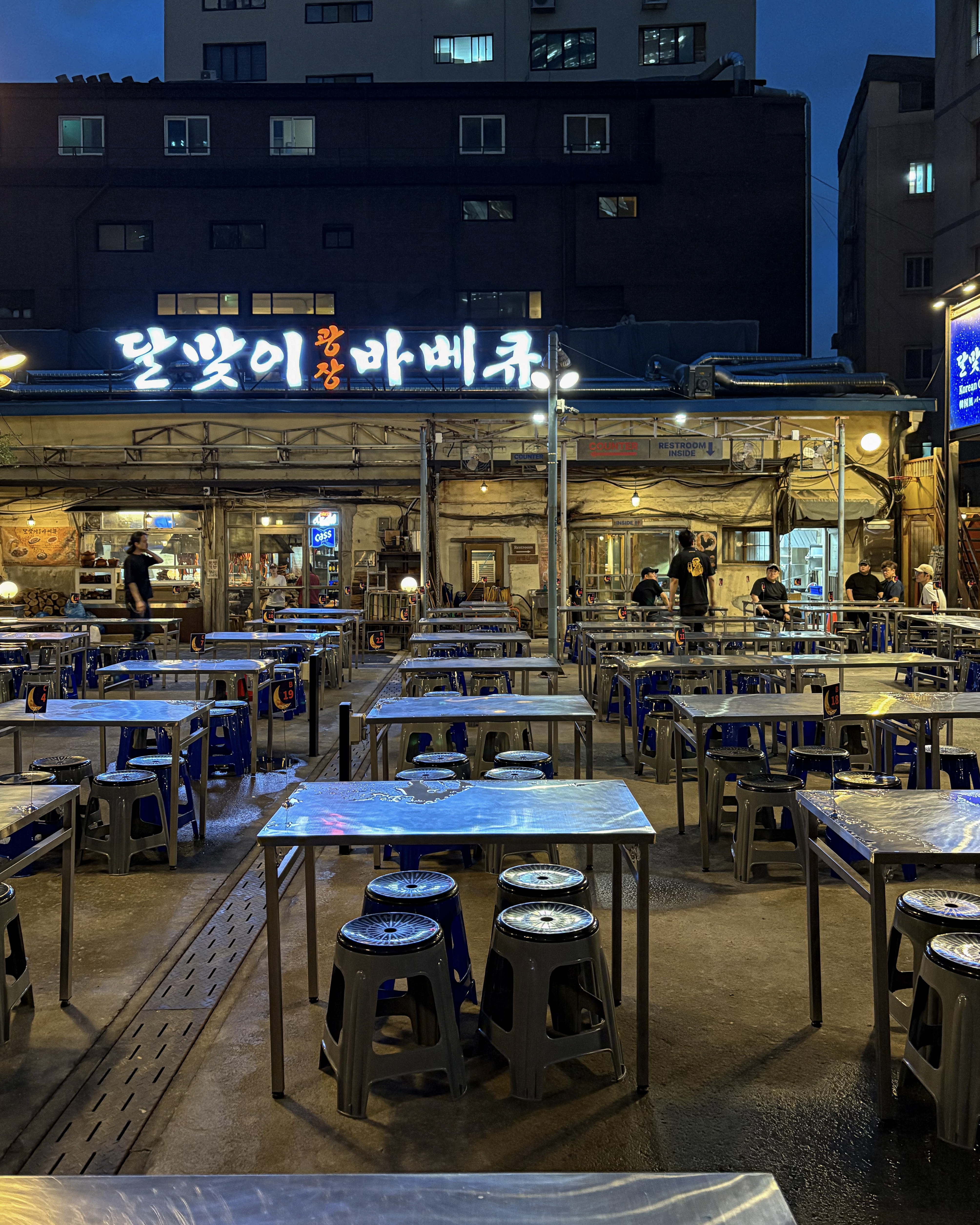 달맞이광장바베큐 대표 이미지 - 야외 테이블과 바베큐