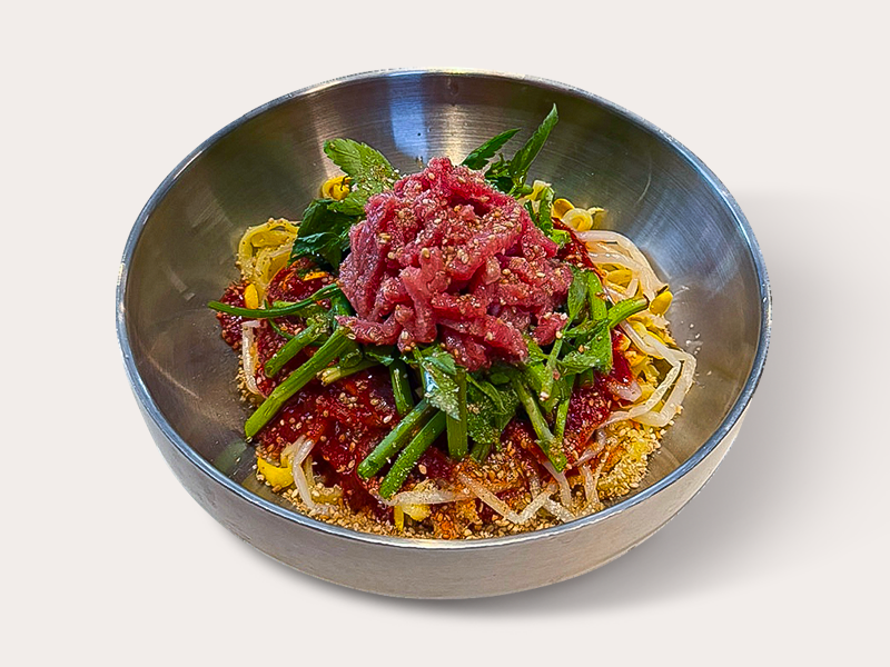 미나리 육회 칼빔면