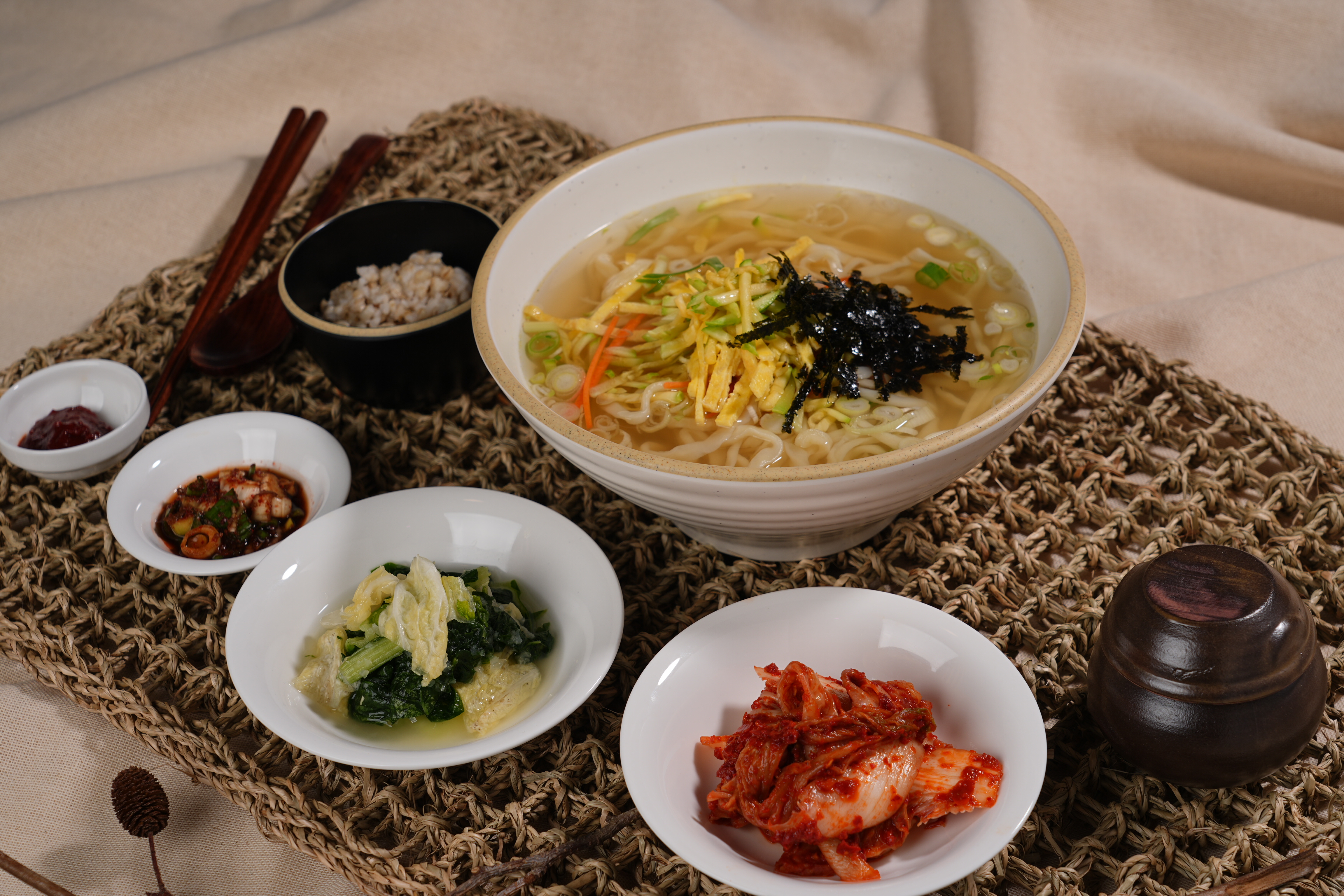 삼백칼국수(미니보리밥 포함)