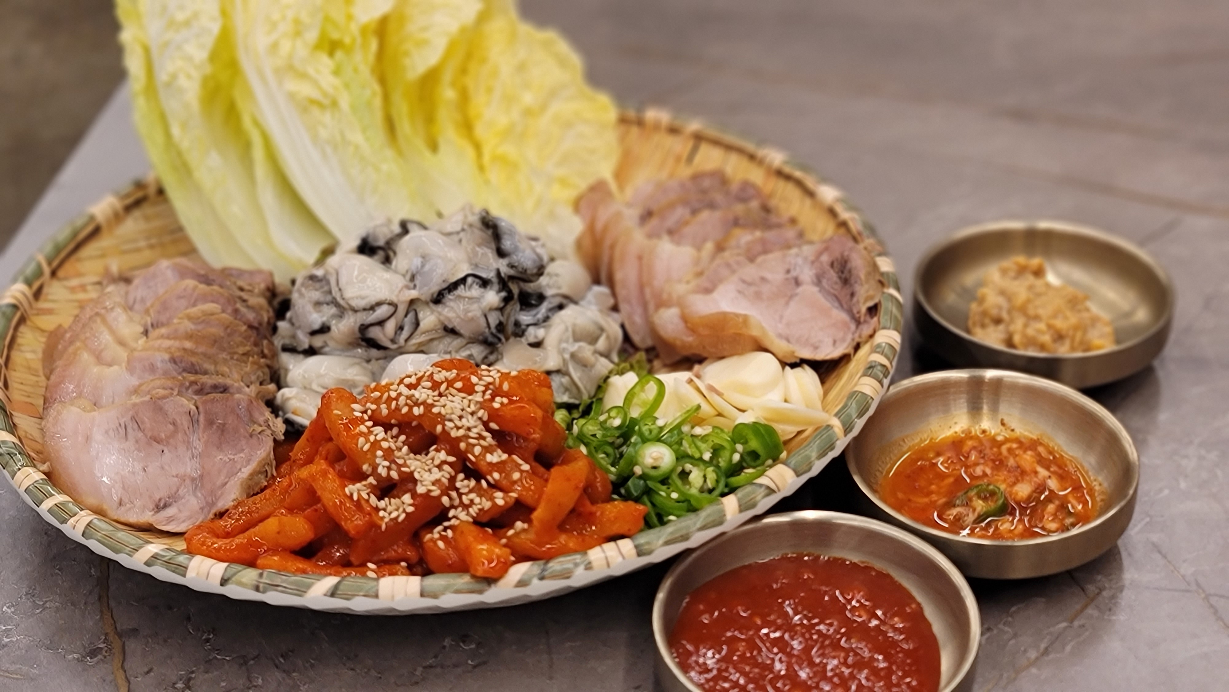 보양 굴보쌈(겨울철 한정메뉴)