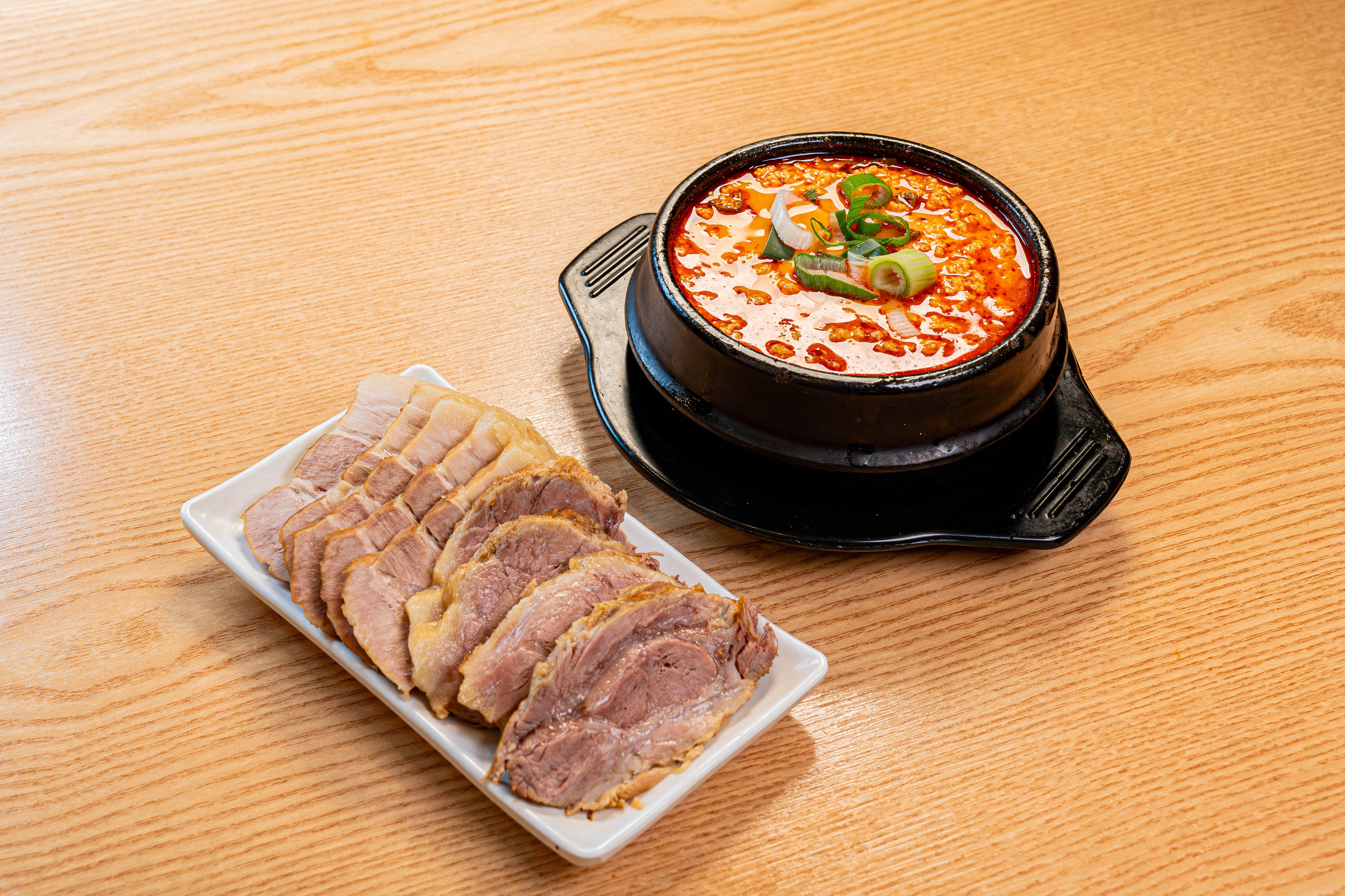 얼큰순두부 수육 정식 (평일메뉴)
