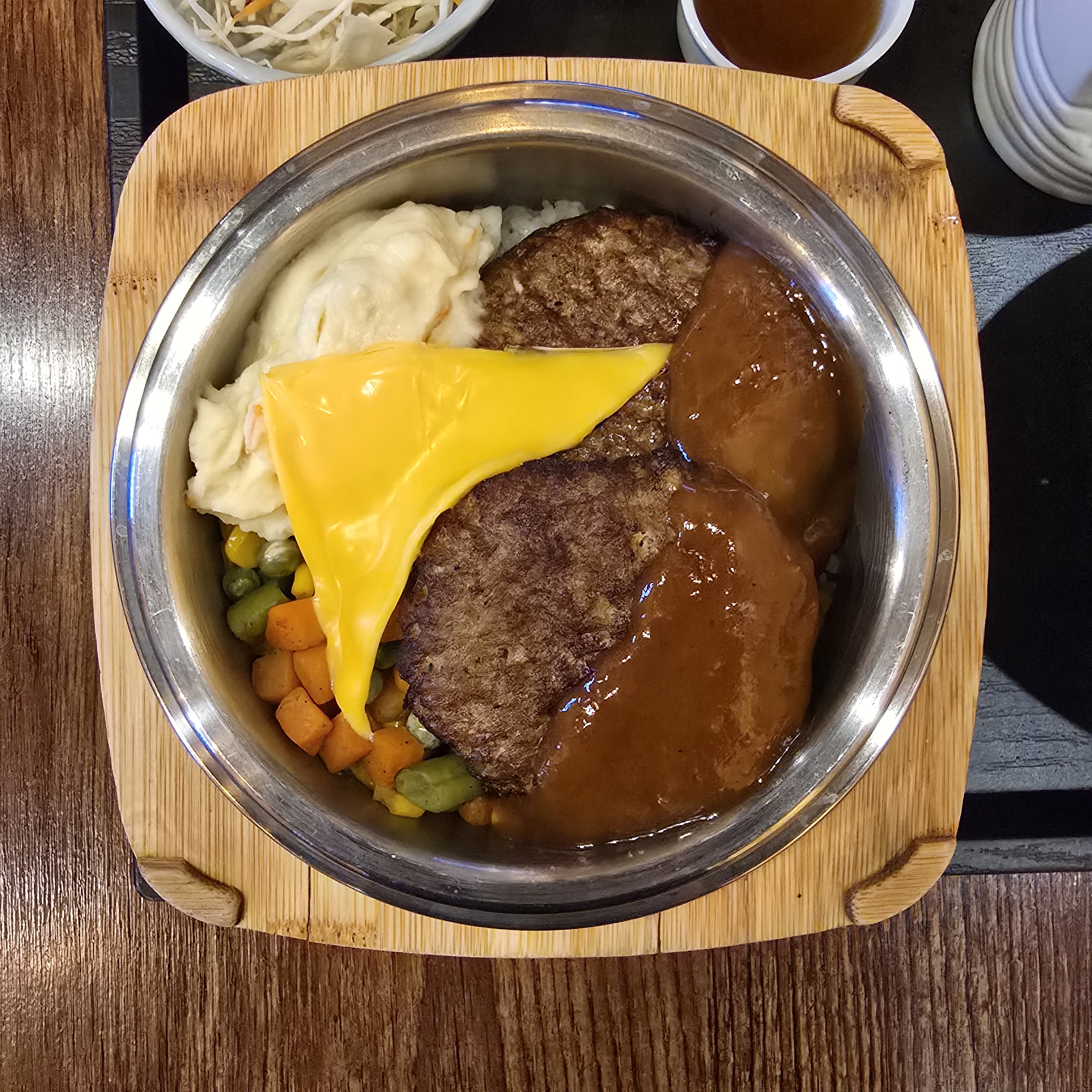고기듬뿍떡갈비솥밥
