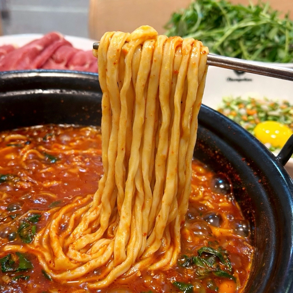 얼큰 버섯 칼국수(2인부터)