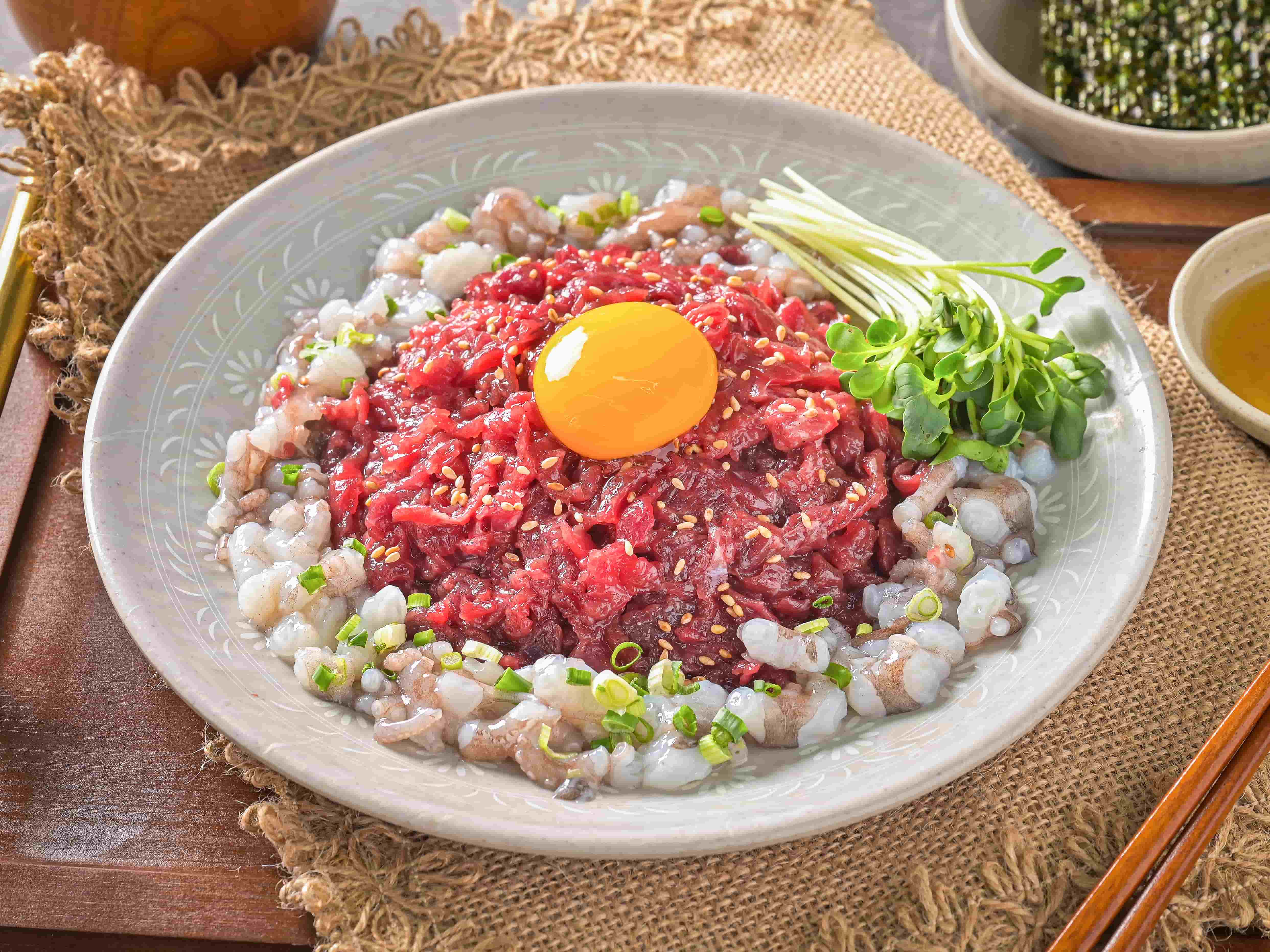 Seasoned raw beef and chopped raw octopus