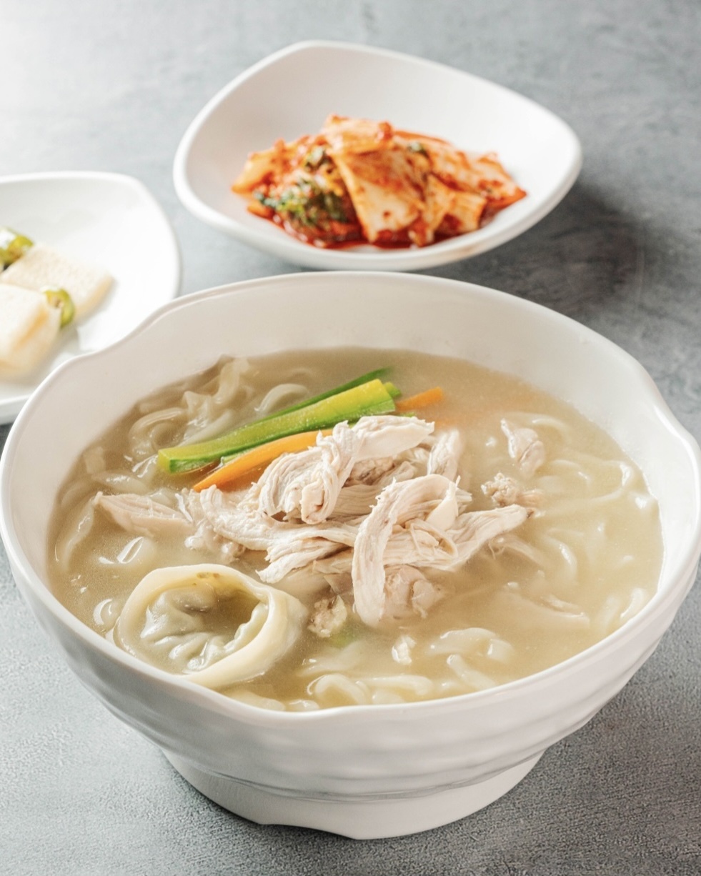 신촌 대표 후루룩 닭칼국수