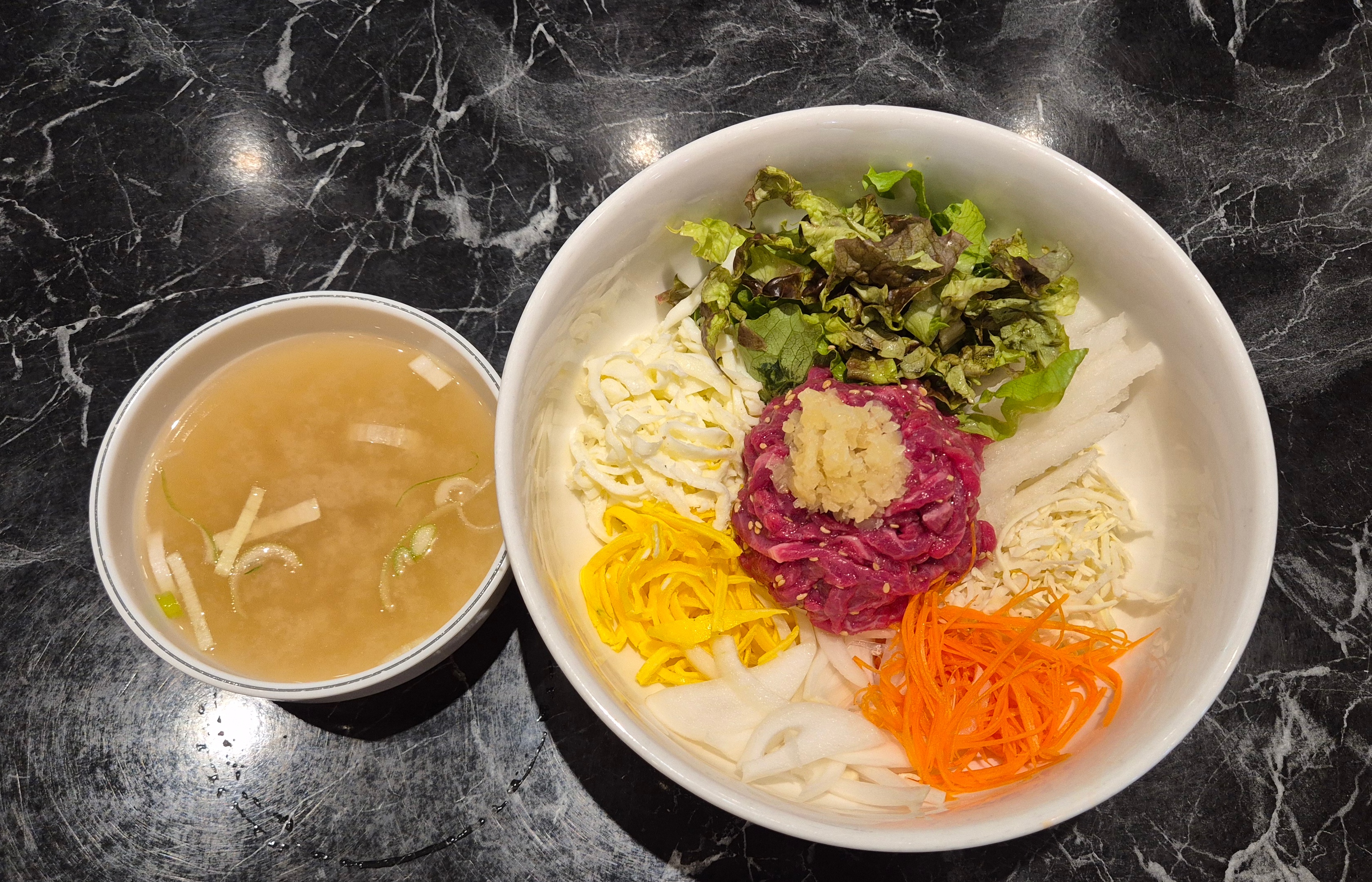 육회비빔밥(점심메뉴)