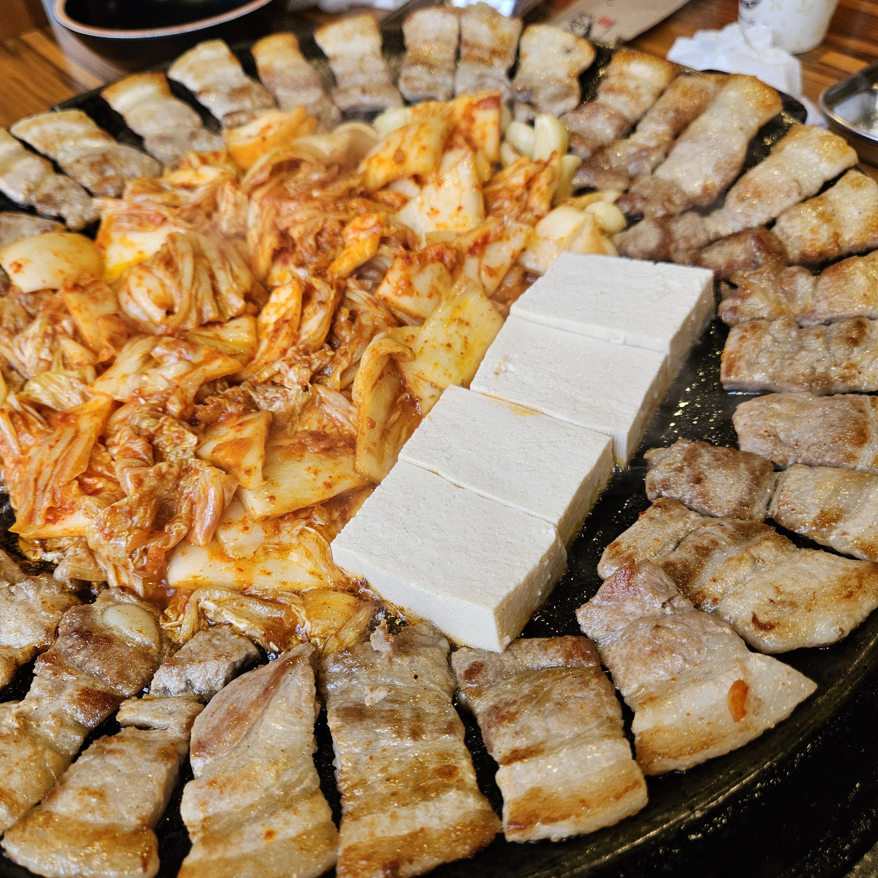 무쇠김치삼겹 홍대점