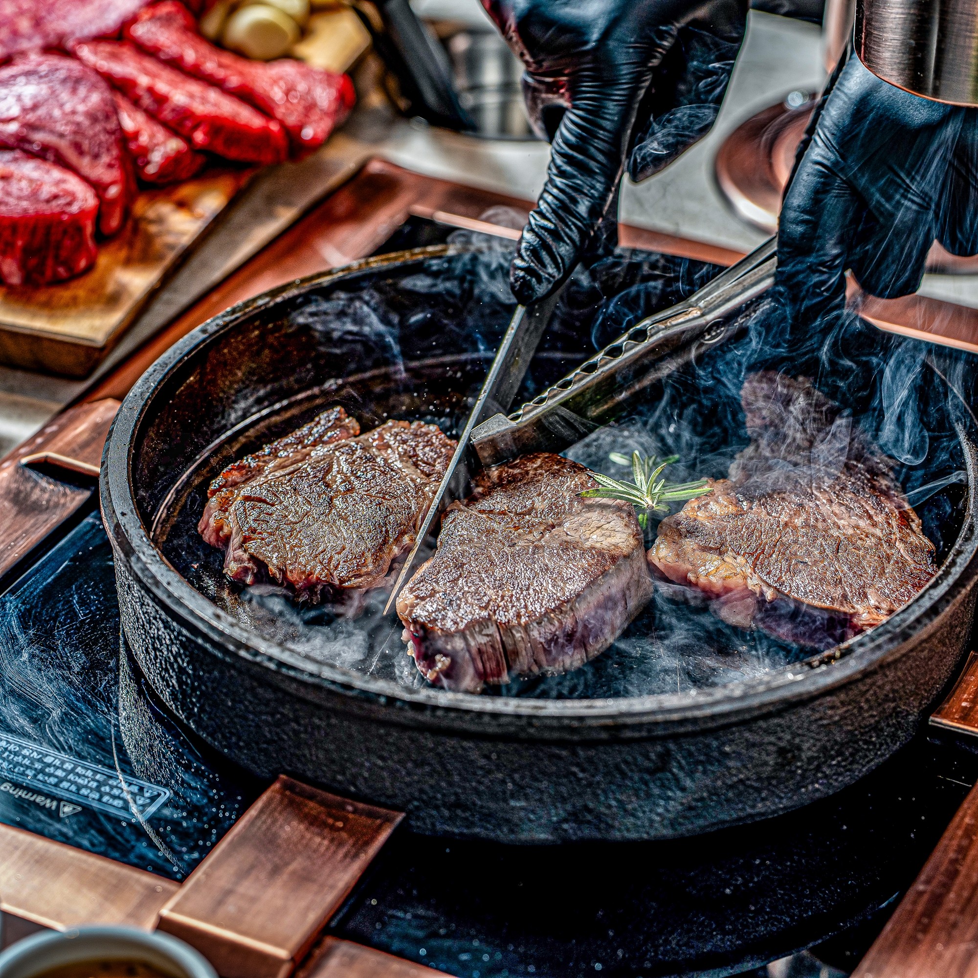 전문 서버가 구워드리는 프리미엄 한우